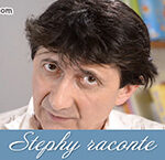 Photo de Stéphy en tant que conteur, en train de conter un conte dans une bibliothèque. Un bandeau texte "Stephy Raconte" finalise le visuel.